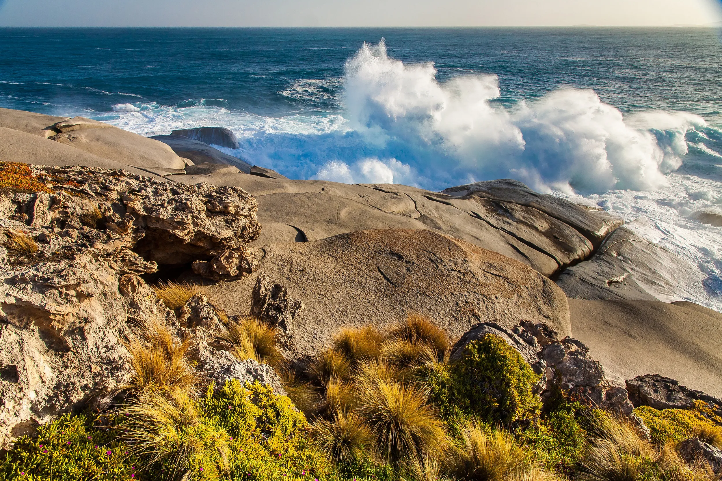 Waves crashing agains the rocks